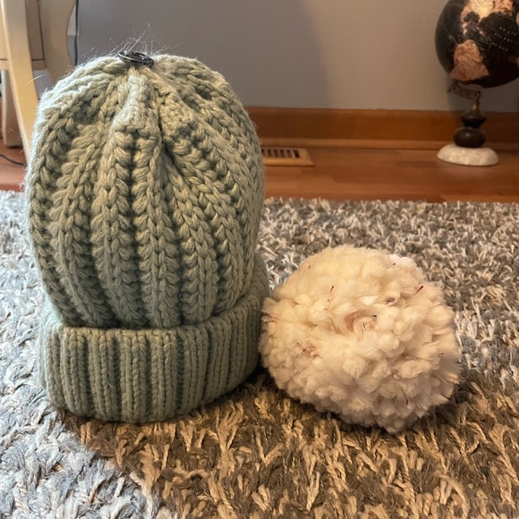 Anthropologie knit beanie with removable Pom Pom NWOT - Picture 2 of 4